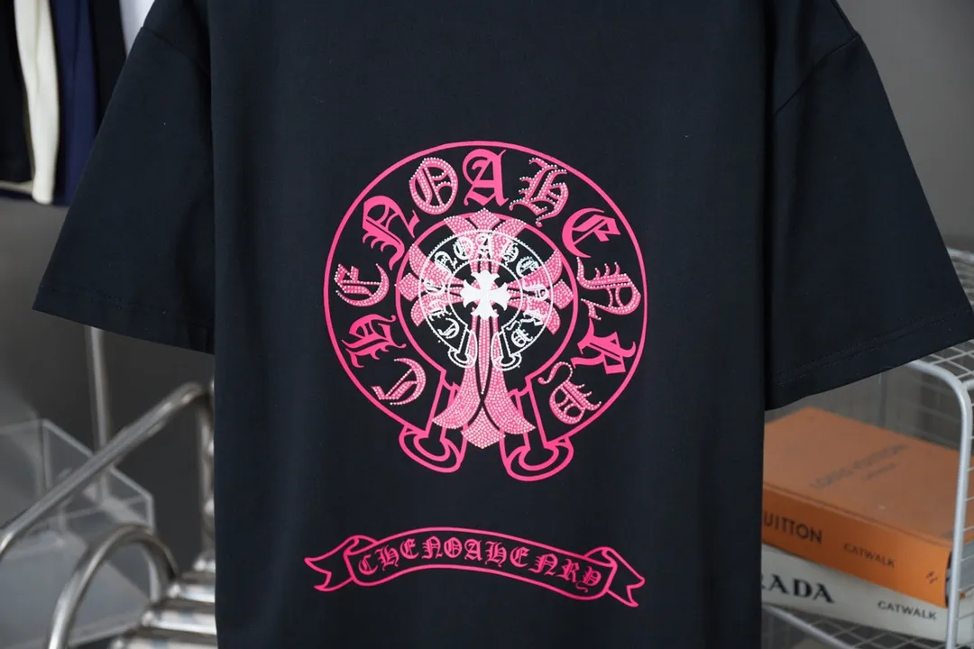🅿️190 Ch*ome Hearte 25SS early spring new style Crow heart graffiti printed hot diamond short sleeves Light luxury essential item for daily commuting for men and women Correct version Welcome to compare Detailed features · 320g 100% pure cotton double yarn jersey fabric · Custom dyed in the same cylinder, special thickened 32 pieces double-strand 1X1 thread · Digital direct printing ➕Imported Australian pearlescent diamonds · Double needle stitching and cross-stitch technology · Original main mark, washed tag, brand moisture-proof paper packaging Color: black/white/rose red/grey Size: S/M/L/XL